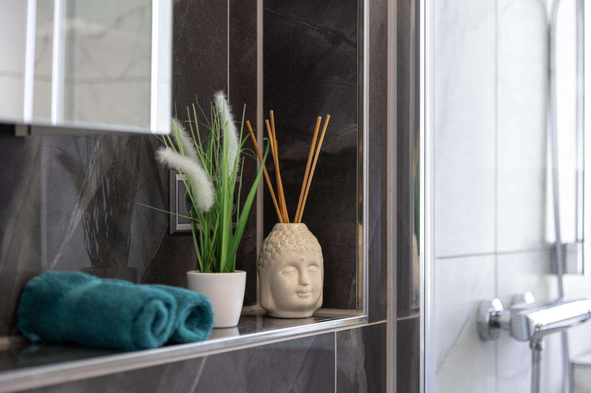 Schoenes, Modernes Apartment Mit Zwei Schlafzimmern - Zentral Mit Balkon Fuer 6 Personen Montabaur Bagian luar foto